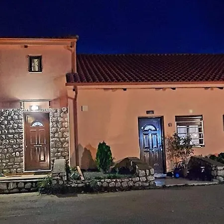 Menina 2 Ferienhaus Kato Karvelion