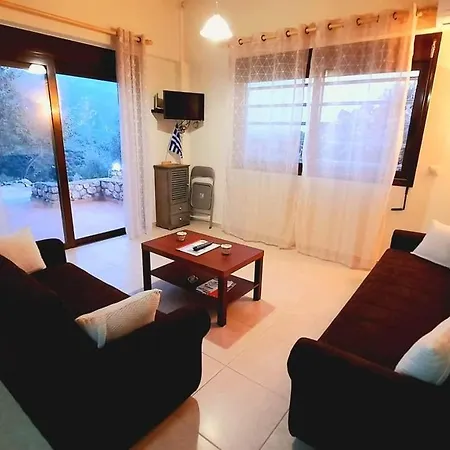 Menina 2 Ferienhaus Kato Karvelion